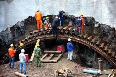 阿克苏隧道钢花管支护案例